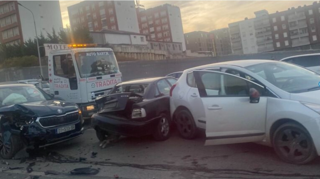 Aksident zinxhiror në Veternik, disa vetura bëhen llom – FOTO
