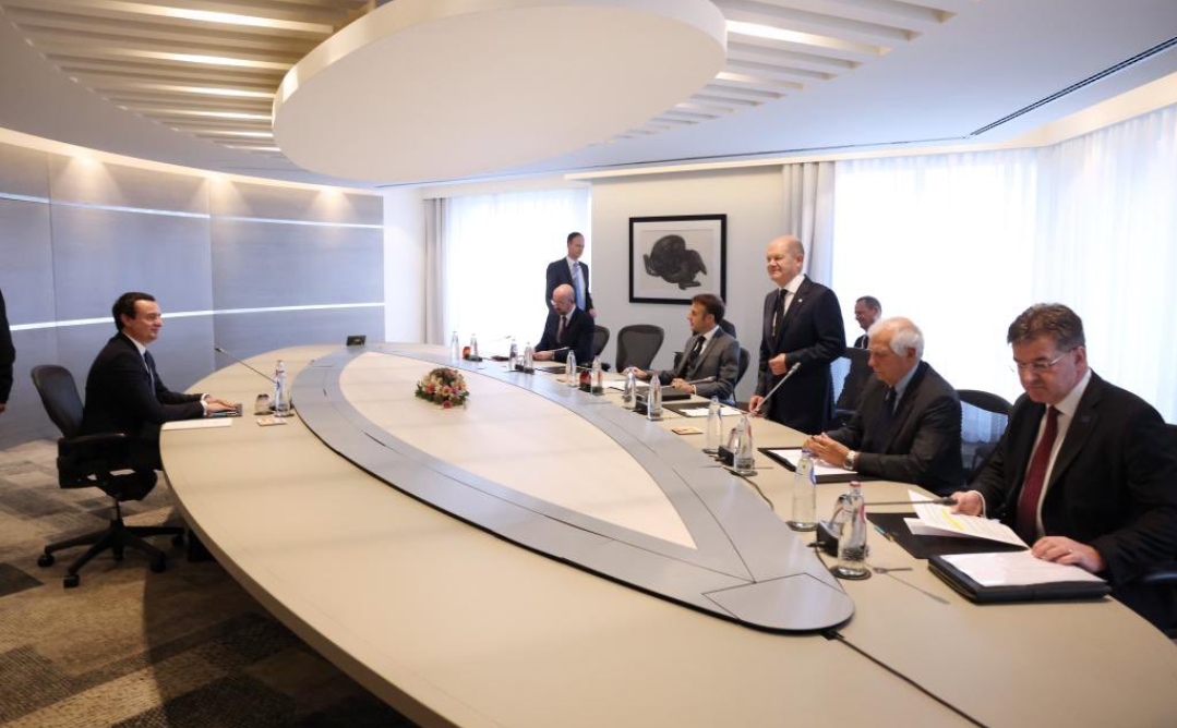 Qeveria e Kosovës: Kurti ishte i gatshëm ta nënshkruajë Marrëveshjen sot në Bruksel, Vuçiqi e refuzoi