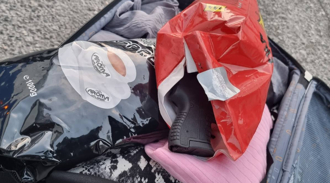 Pronari i një agjencioni gjen 8 armë në çantën që ia dhanë për ta dërguar në Gjermani – arrestohen dy persona