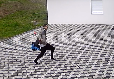 Momenti kur i akuzuari ju ikë nga vetura policisë përderisa po transportohej në burg (Video)