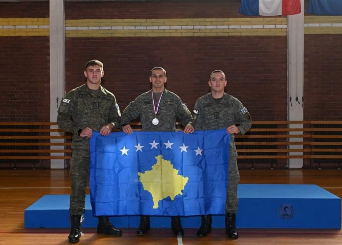 Oficeri i FSK-së Emir Vllasa shpërblehet me medaljen e argjendtë në një garë në Kroaci