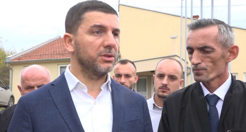 Përkundër kërcënimeve nga grupet terroriste serbe, Memli Krasniqi viziton Zveçanin e Zubin Potokun