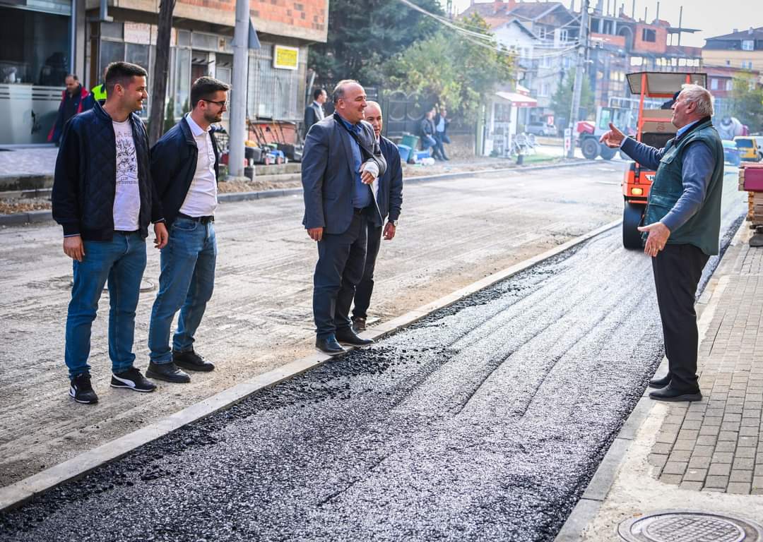 Bulliqi: Intenzivisht po punohet në rehabilitimin e rrugës “Hakif Zejnullahu” në qytet