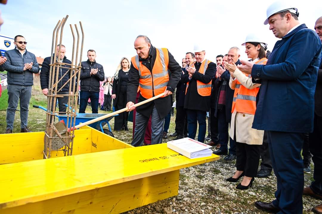Bulliqi e Nagavci vendosin gurthemelin për ndërtimin e çerdhes në Batllavë