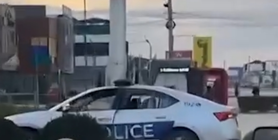 Hajnat e çojnë në ajër bankomatin, dëmtohet edhe vetura e policisë