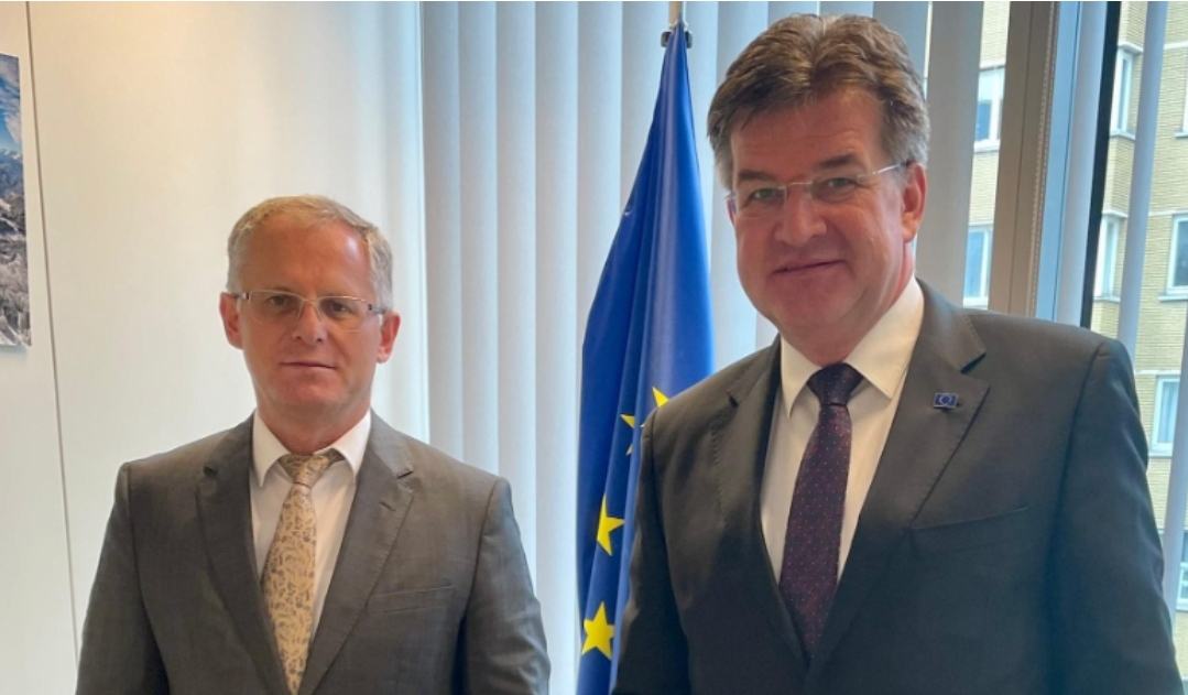 Lajçak në Prishtinë – Pas pak pritet të takohet me Besnik Bislimin