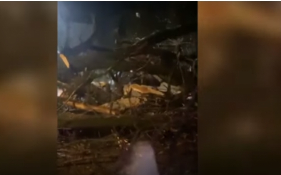 Bie lisi në Gjakovë, një person kërkon ndihmë mjekësore – dëmtohen dy vetura (Video)