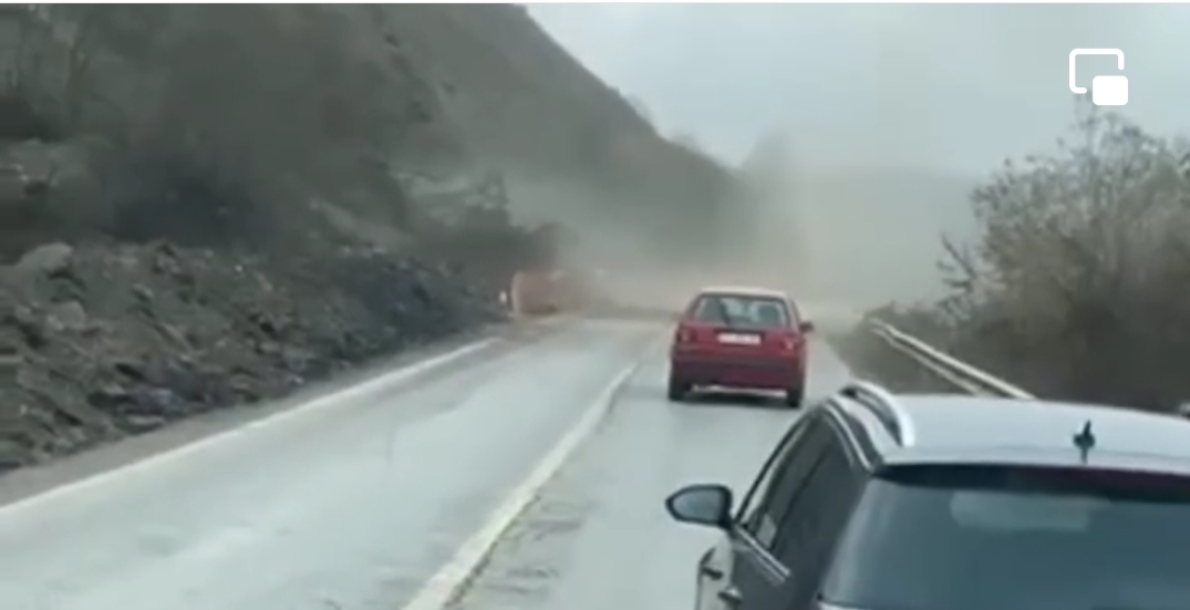 Rruga Prishtinë-Podujevë, rrëshqitje të rrezikshme të dheut (Video)