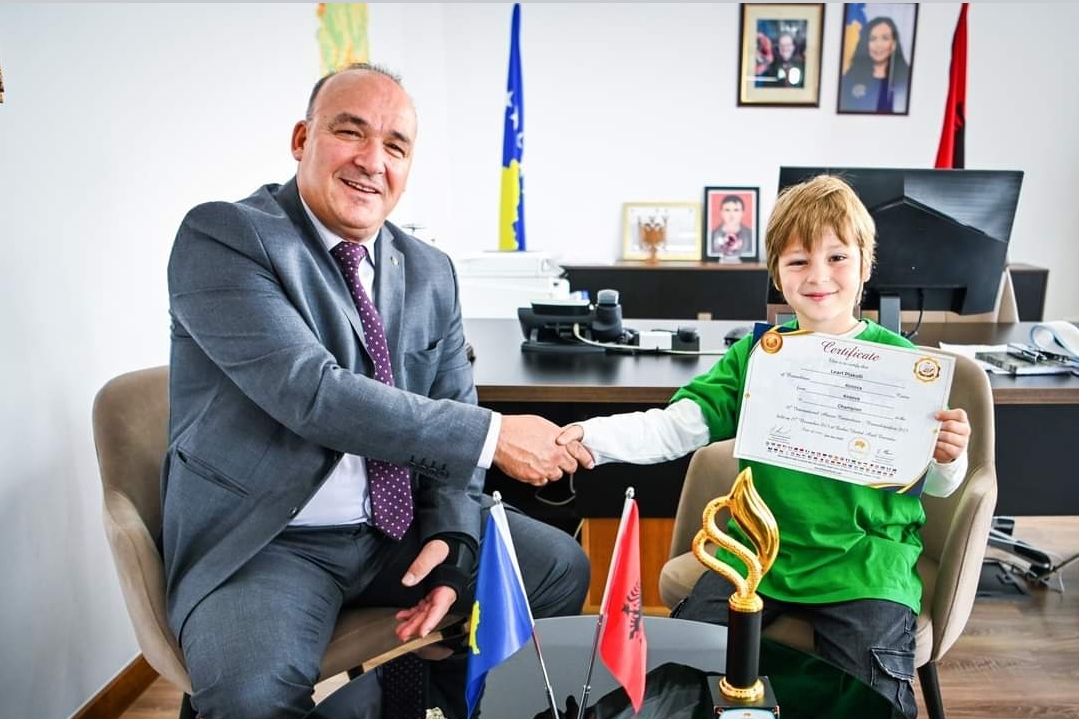 Bulliqi: Pret ne takim fituesin e garave të matematikës për grupmoshën e tij në Dubai.