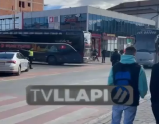 Arrijne autobuset me lojtaret Kosovë U21 dhe Izrael U21 (Pamje)