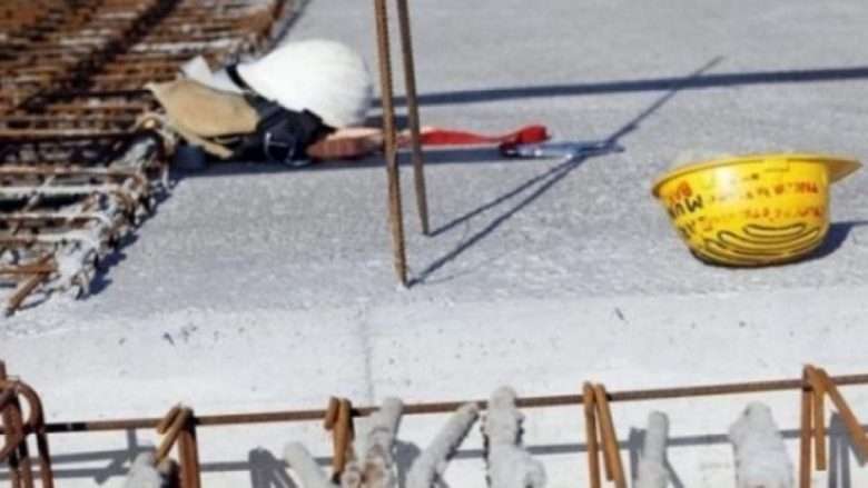 Vdes punëtori që ra në makinën për përzierjen e betonit
