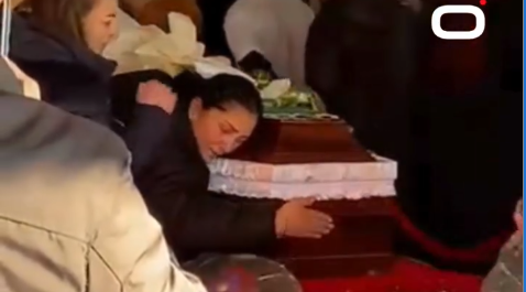Momenti i rëndë kur e sjellin trupin e pajetë të Molos Delijaj, nënën e tij nuk e mbajnë këmbët (Video)