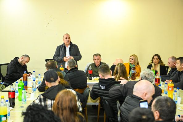 Kryetari Bulliqi vizitoi shoqatën “HANDIKOS”