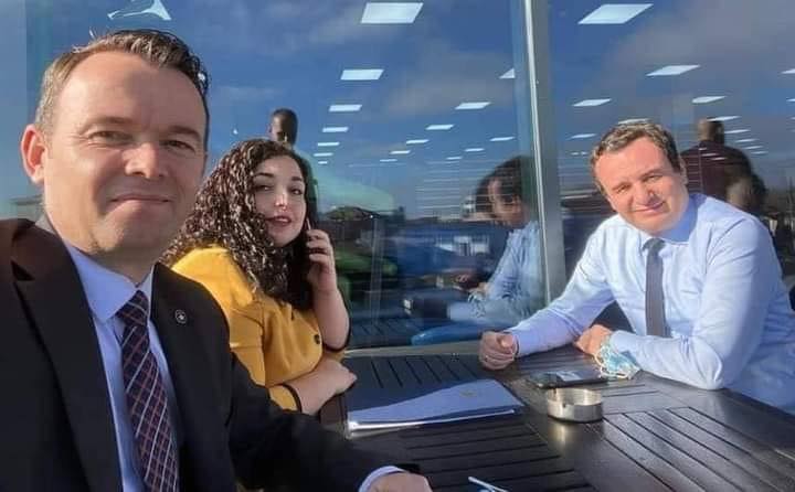 “Nuk i bezdisi shpesh”- Faton Peci tregon se Osmani e Kurti ia kthejnë sms-at në afat rekord