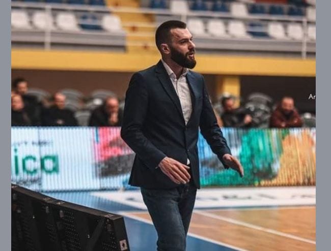 Lajm i rëndë për sportin kosovar, humb jetën trajneri i mirënjohur i basketbollit në moshën 33 vjeçare