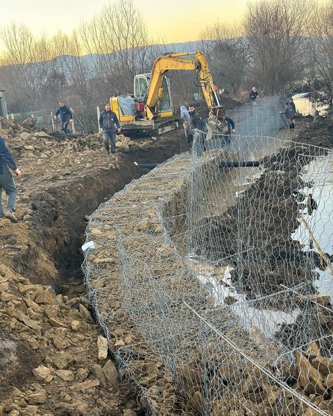 Kryetari Bulliqi: Po vazhdon puna në teren në realizimin e projektit për ndërtimin e mureve mbrojtëse në pikat kritike