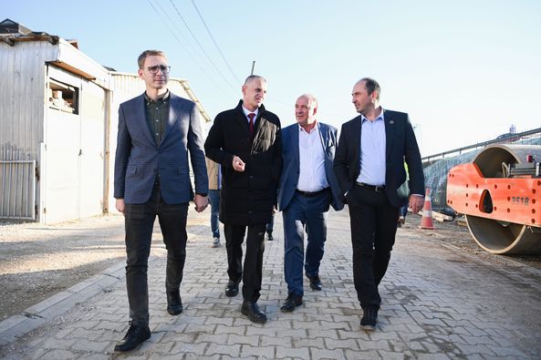 Kryetari Bulliqi me ministrin Liburn Aliu, zëvendësministrin Hysen Durmishi, deputetin Vendenis Lahu ishin në rrugën magjistrale Prishtinë-Podujevë për të përcjellur nga afër punën dhe dinamikën e saj