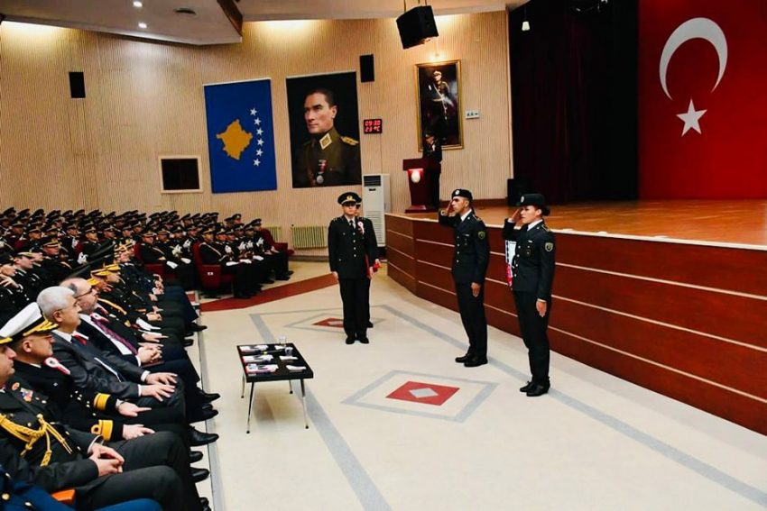 Dy ushtarë të FSK-së diplomojnë në Akademinë Ushtarake të Izmirit