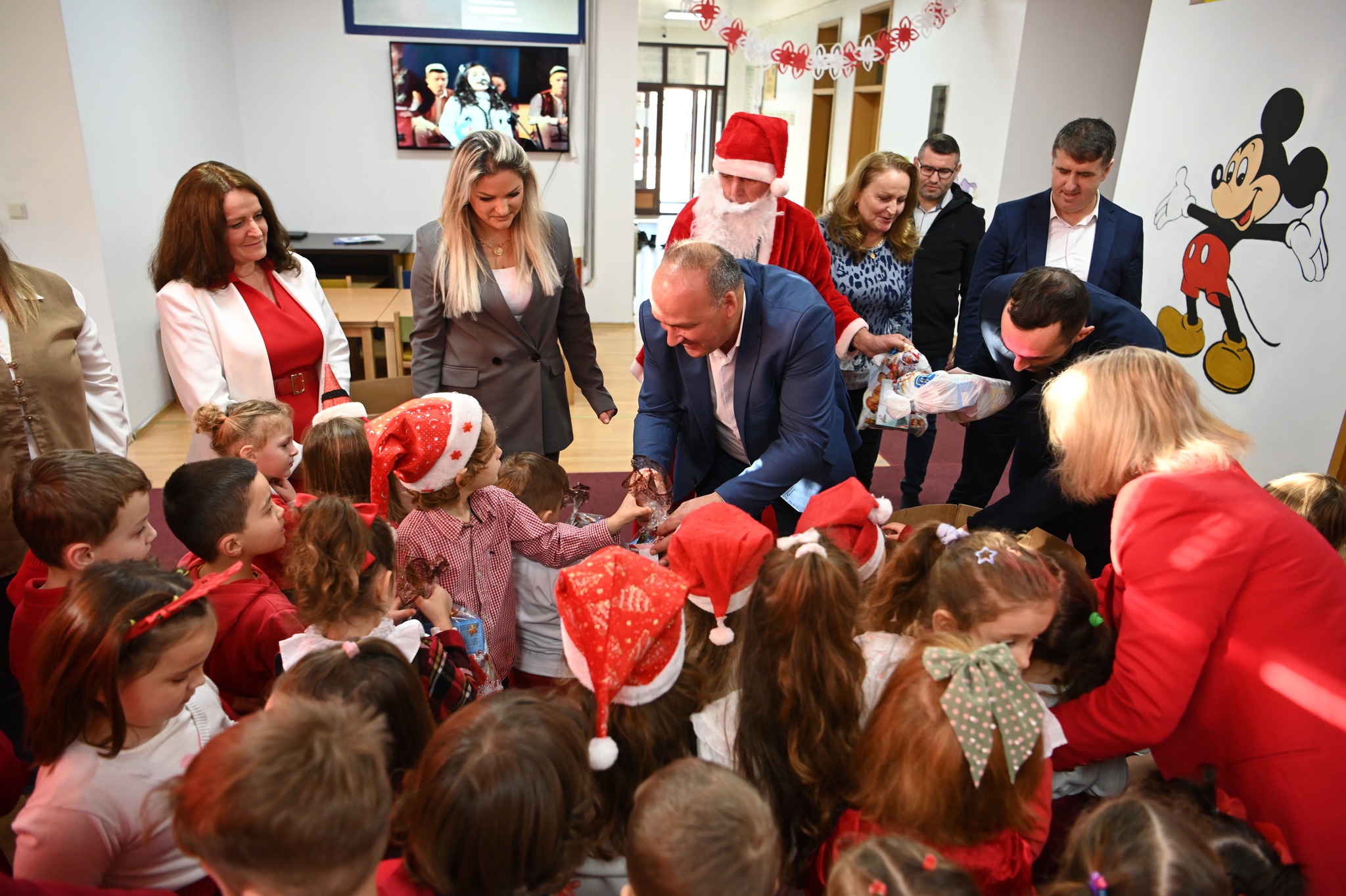Bulliqi me drejtorin e Arsimit, Avni Fetahu sot ishin në katër çerdhet publike për të uruar e ofruar dhurata për vitin e ri