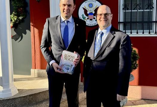 S’kemi aleat më të afërt se SHBA”, Abdixhiku drekon me Hovenier, merr edhe një dhuratë për fundvit