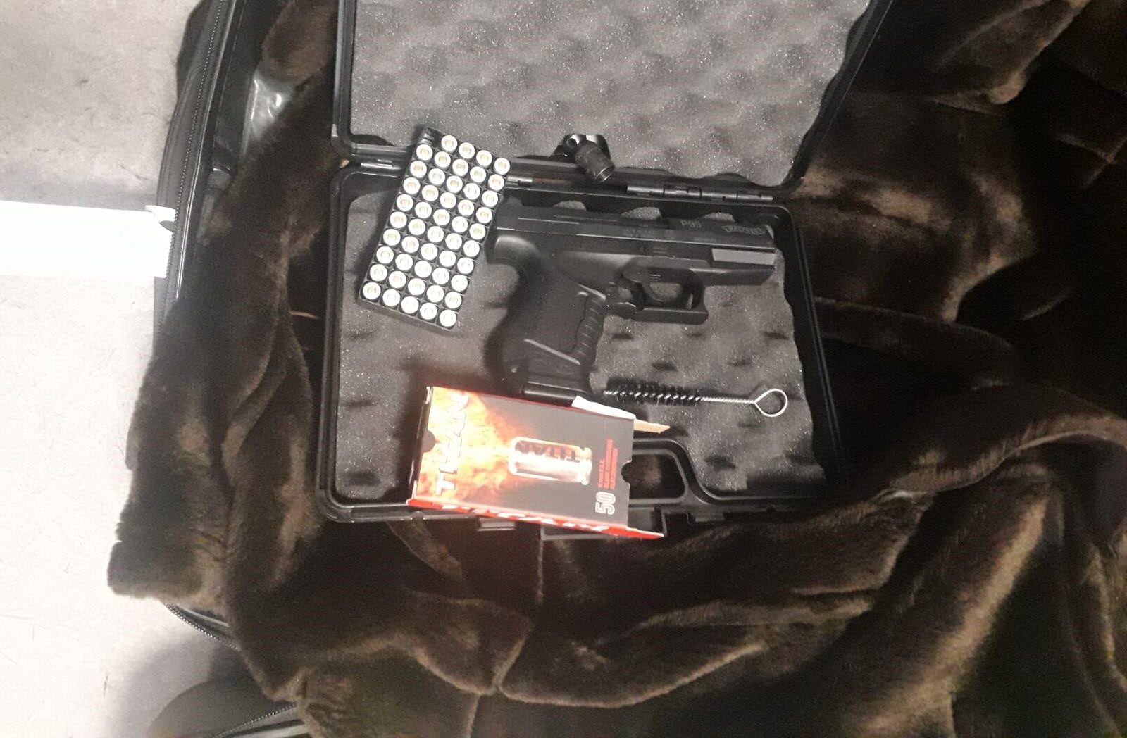 Policia kufitare në Merdarë gjen një armë në bagazhin e në autobusi, e kishin fshehur në valixhe (Pamje)