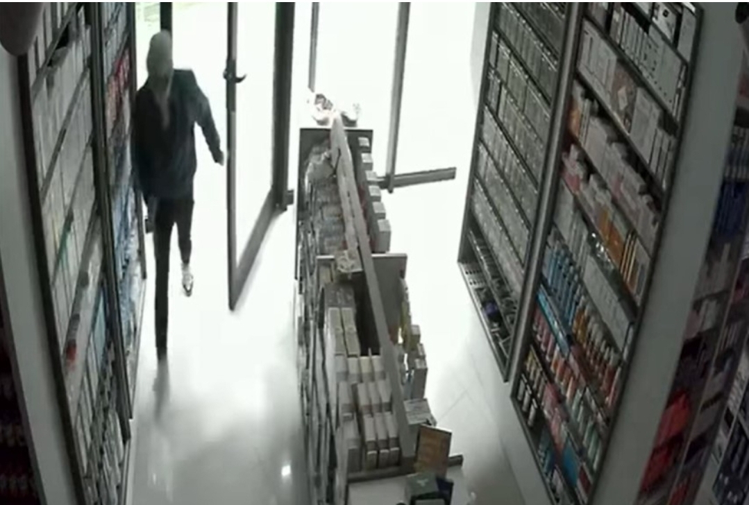 Grabitje e armatosur në një market