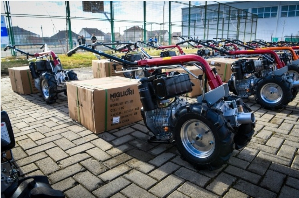 Shpërndahen motokultivatorë për 73 fermerët përfitues nga Komuna e Podujevës