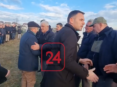 Aksidenti në hyrje të Llapashticës: Burrat e familjes Kodraliu me lot në sy dhe shtërngim duarsh ia falin familjes Hoti