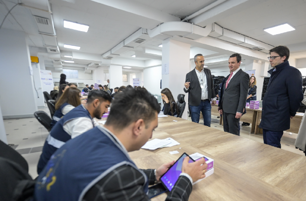 Kurti viziton Agjencinë e Statistikave të Kosovës