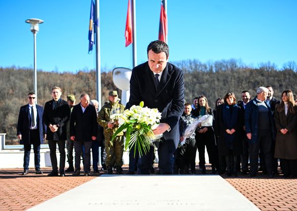 Me homazhe dhe nderime shënohet përvjetori i rënies së heronjve Zahir Pajaziti, Hakif Zejnullahu dhe Edmond Hoxha