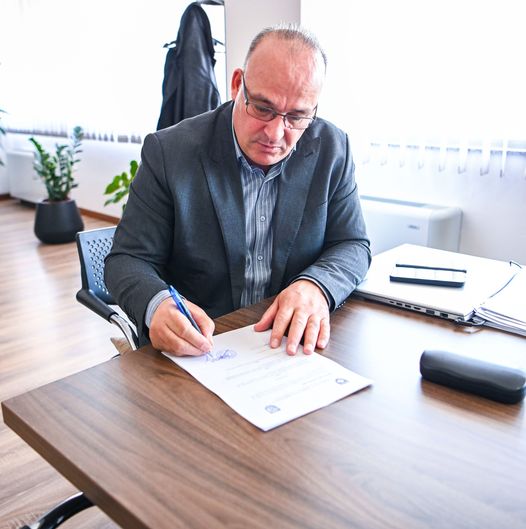 Kryetari Bulliqi merr vendim për ndalimin e posedimit të telefonit gjatë procesit mësimor nga nxënësit e mësimdhënësit