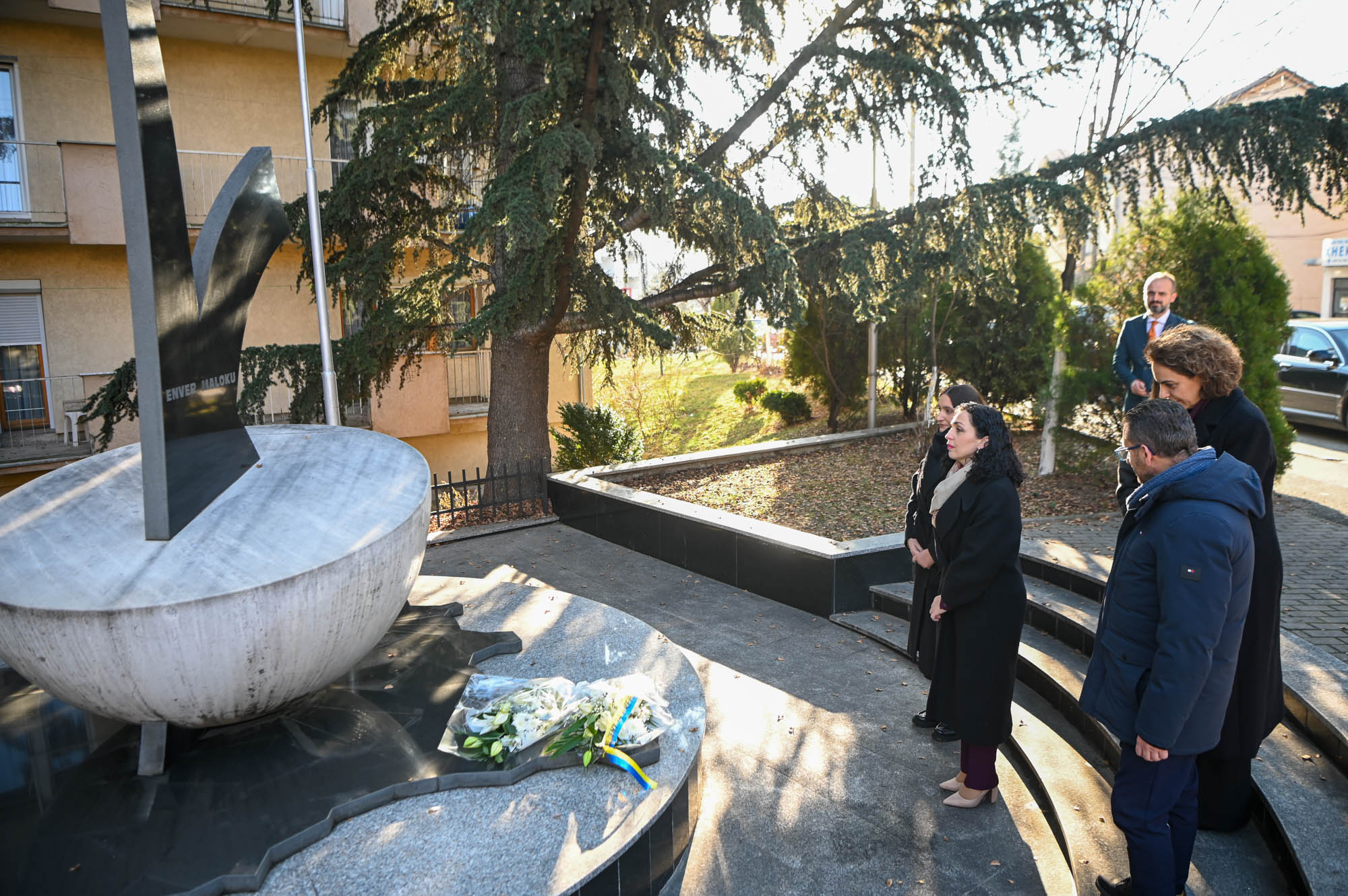 Presidentja Osmani kujton veprimtarin e gazetarin Enver Malokun në 25 vjetorin e vrasjes