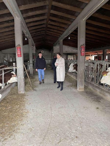 Drejtoresha Hoti zhvilloi vizitë tek disa fermerë të dalluar