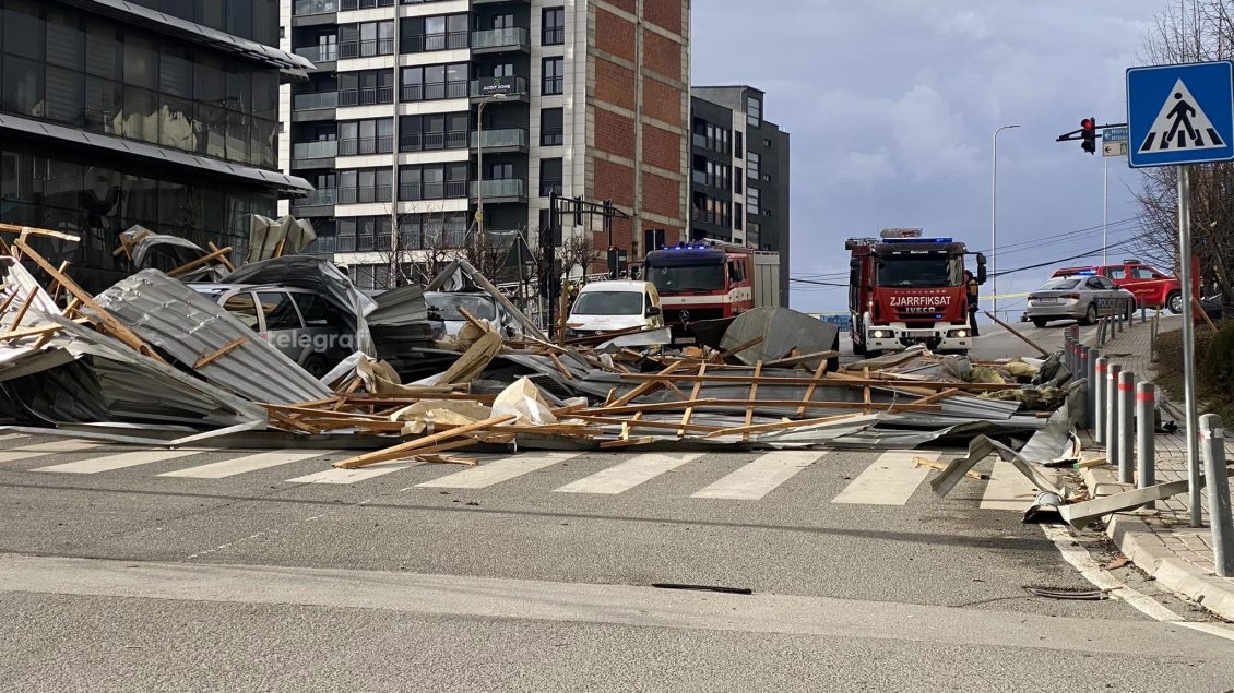 23-vjeçarja që u lëndua nga rënia e kulmit në Prishtinë vazhdon të jetë në gjendje të rëndë shëndetësore