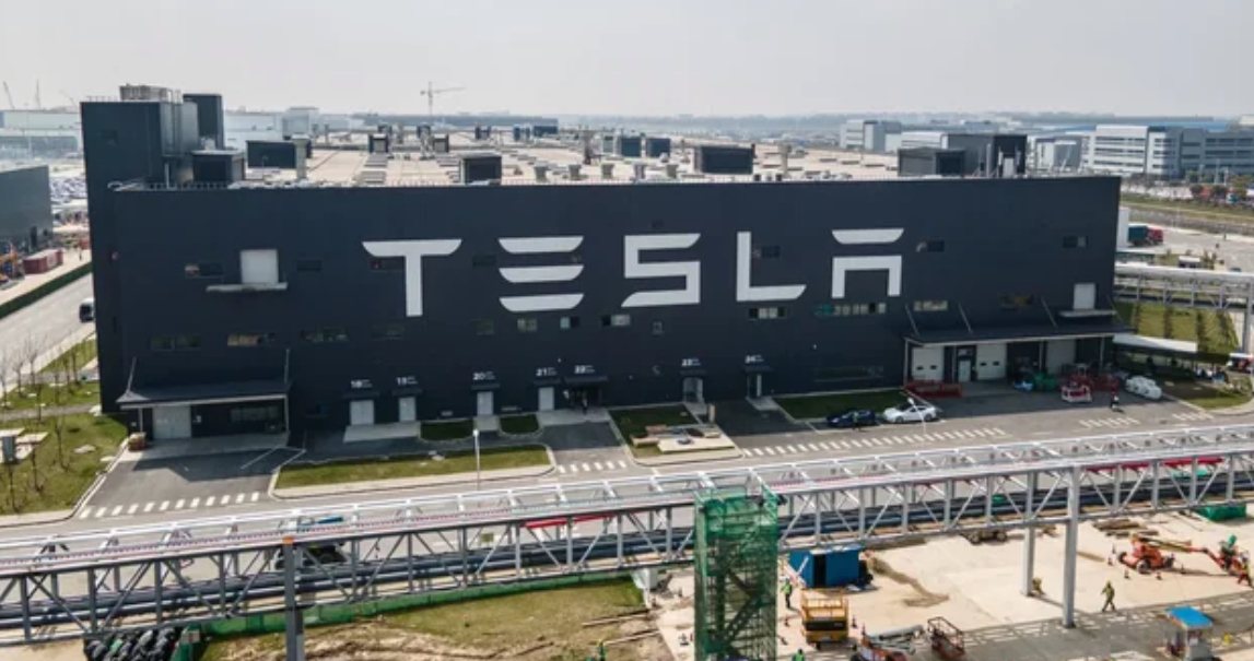 Tërhiqen nga tregu 1.6 milionë makina Tesla!