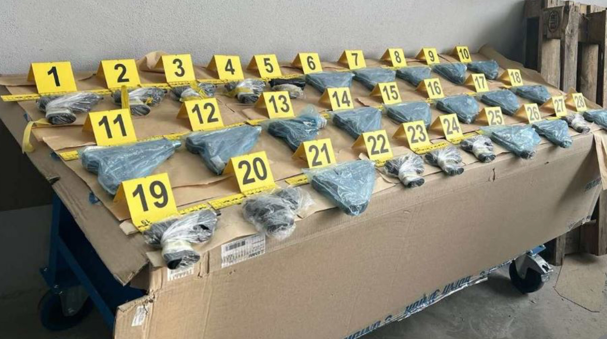 Dogana e Serbisë thotë se në një makinë me targa RKS ka konfiskuar arsenal armësh