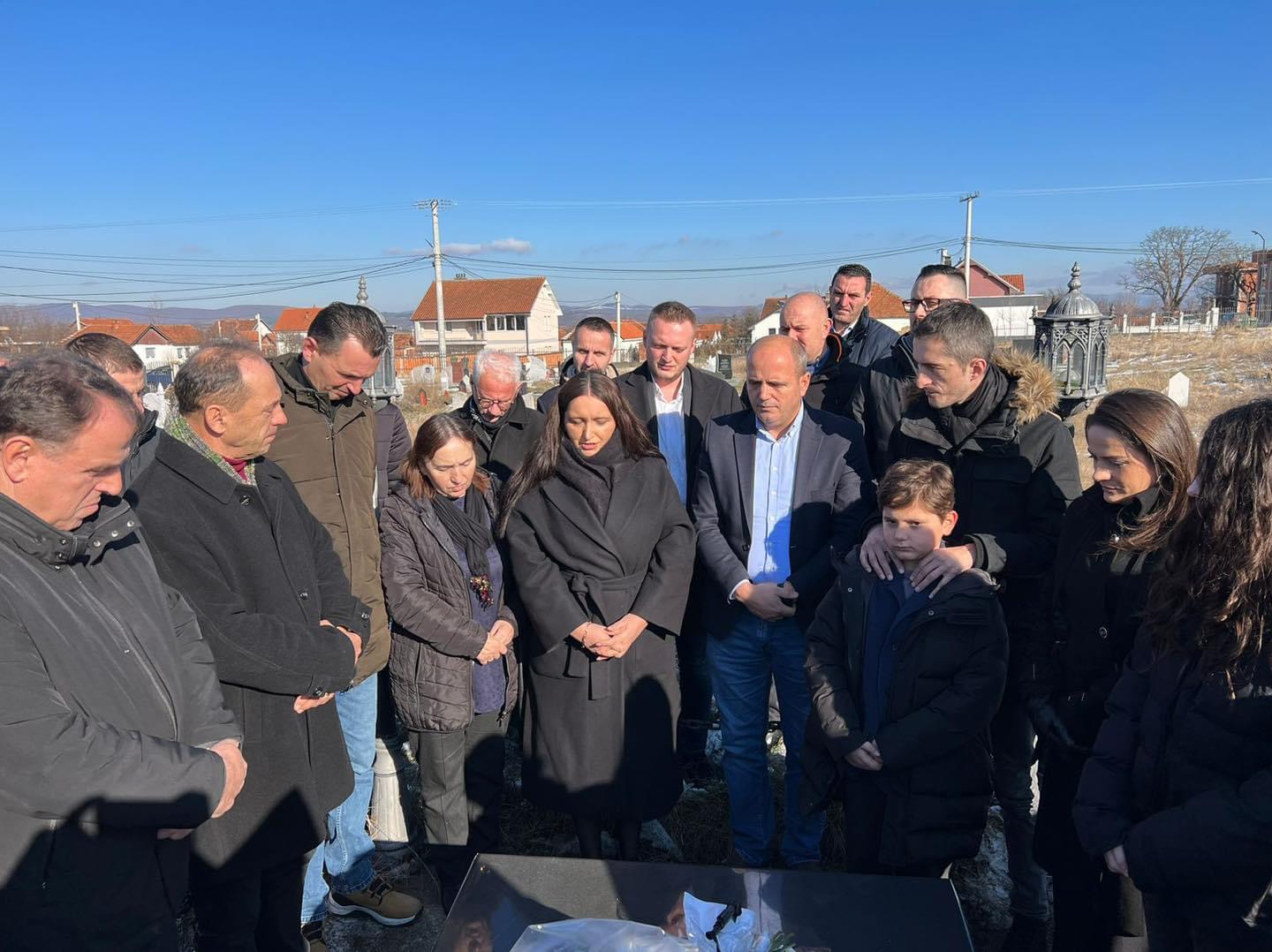 Hyseni kujton Enver Malokun: Si gazetar, intelektual e bashkëpuntor i ngushtë i Presidentit historik Dr. Ibrahim Rugova, Enver Maloku, la gjurmë të përjetshme në Republikën tonë.