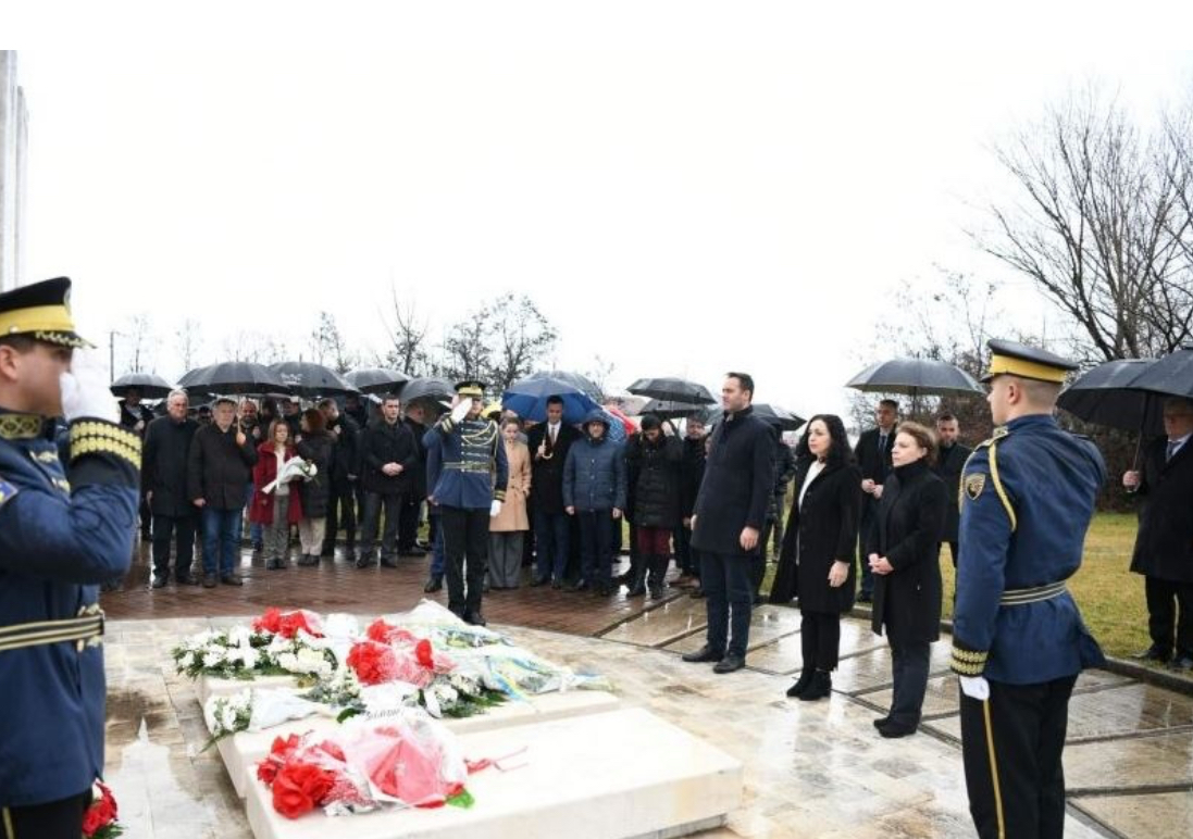 Osmani sot bën homazhe te varret e Jusuf dhe Bardhosh Gërvallës