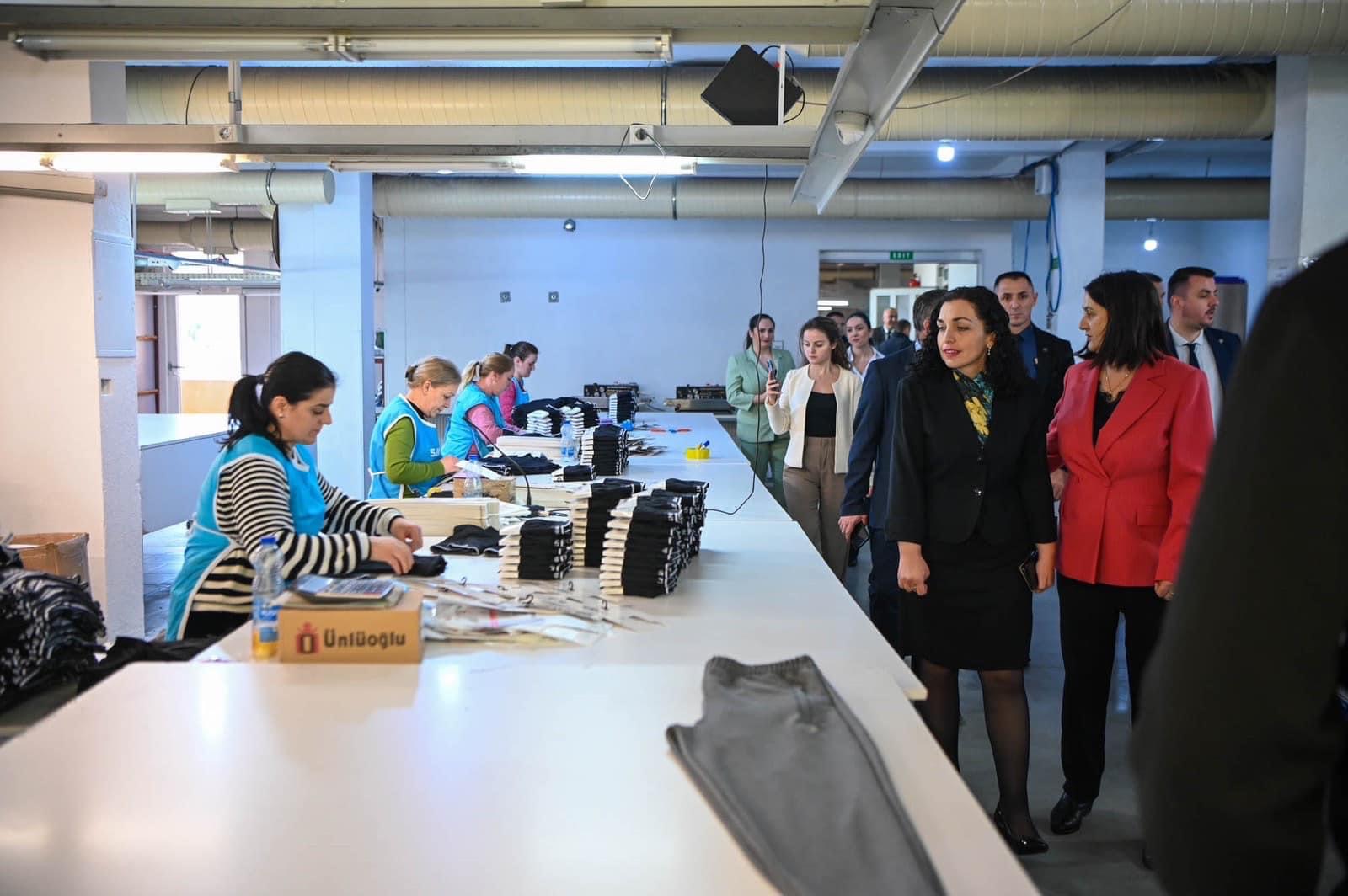 Presidentja e Kosovës viziton një biznes në Podujevë