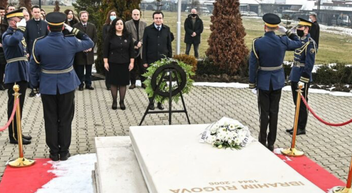 Kurti: Rugovën e kujtojmë për kontributin në ndërkombëtarizimin e Kosovës