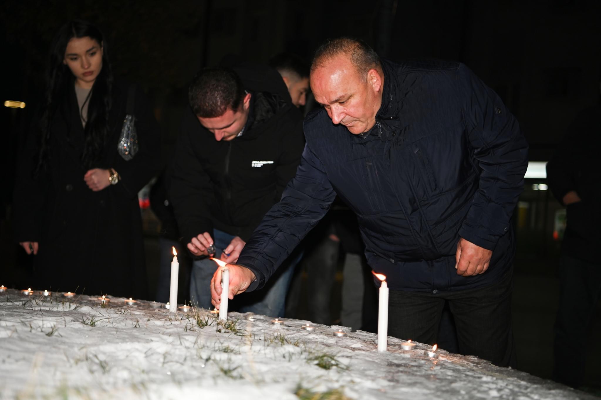 Bulliqi se bashku me disa të rinj të komunës sonë kemi bërë ndezjen e qirinjve për vrasjen e Lulzim Fejzullahut