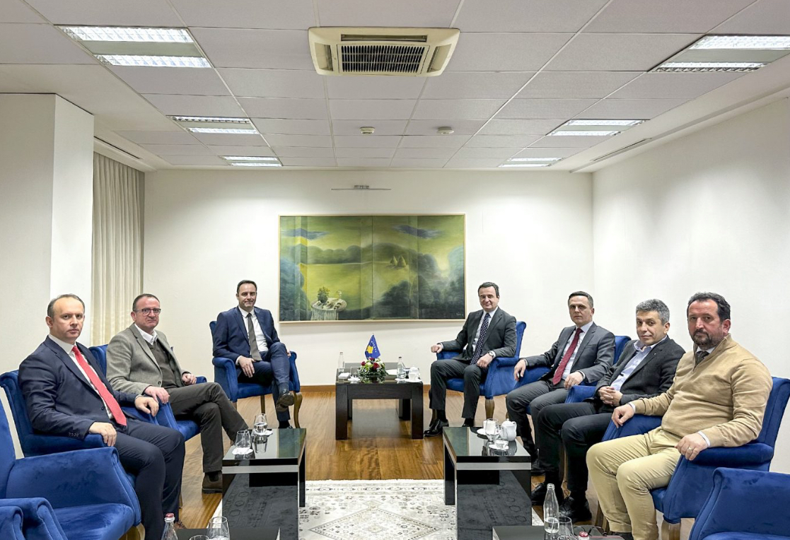 Kurti dhe Konjufca presin në takim deputetët që votuan kundër Xhaferit dhe politikanë opozitarë nga RMV