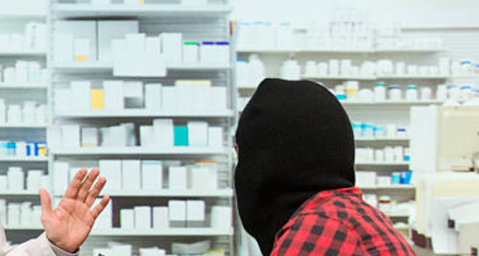 Grabitje në barnatoren i dyshuari nën kërcënimin e thikës merr rreth 200 euro