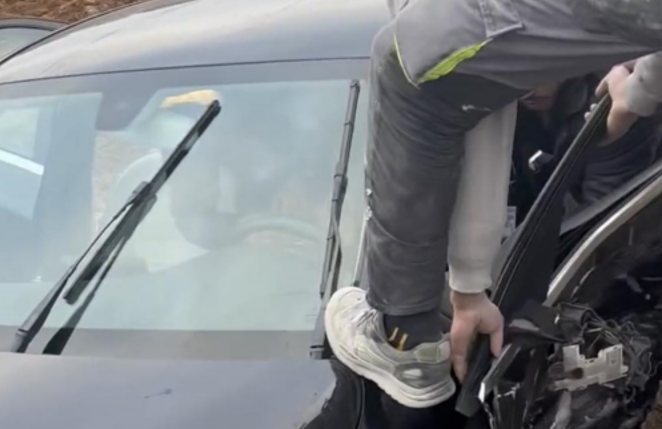 Aksidentohet një veturë në Malishevë, kalimtarët arrijnë ta nxjerrin shoferin nga vendi ku ra – VIDEO