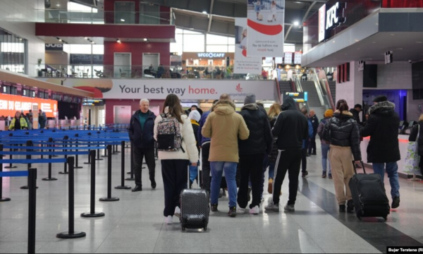 Rreth 600 mësimdhës kërkuan pushim pa pagesë, SBASHK: Shqetësuese, po largohen për në vendet evropiane