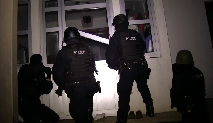 Incident si në filma në Obiliq: I dyshuari për dhunë në familje kërcënon me thikë policët, ata ia drejtojnë armët