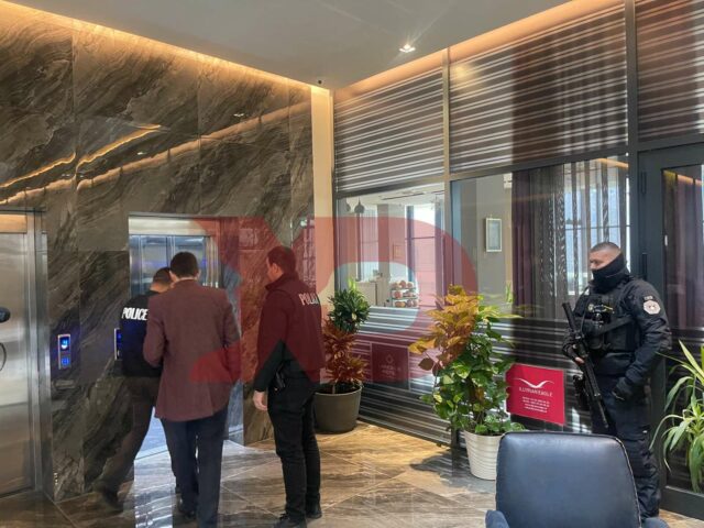 Dy pronarë të një biznesi në Podujevë janë në arrati, dyshohen për përfshirje në mashtrime me zyrtarët e ATK-së