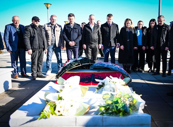 Delegacion i Komunës së Podujevës bënë homazhe në 34 vjetorin e rënies së dëshmorit, Fadil Talla