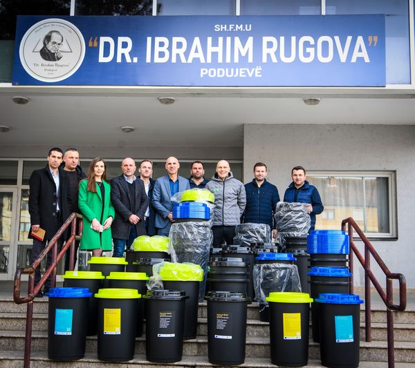 Komuna e Podujeves shpërndan kosha për riciklim të mbeturinave në shkollën “Ibrahim Rugova”