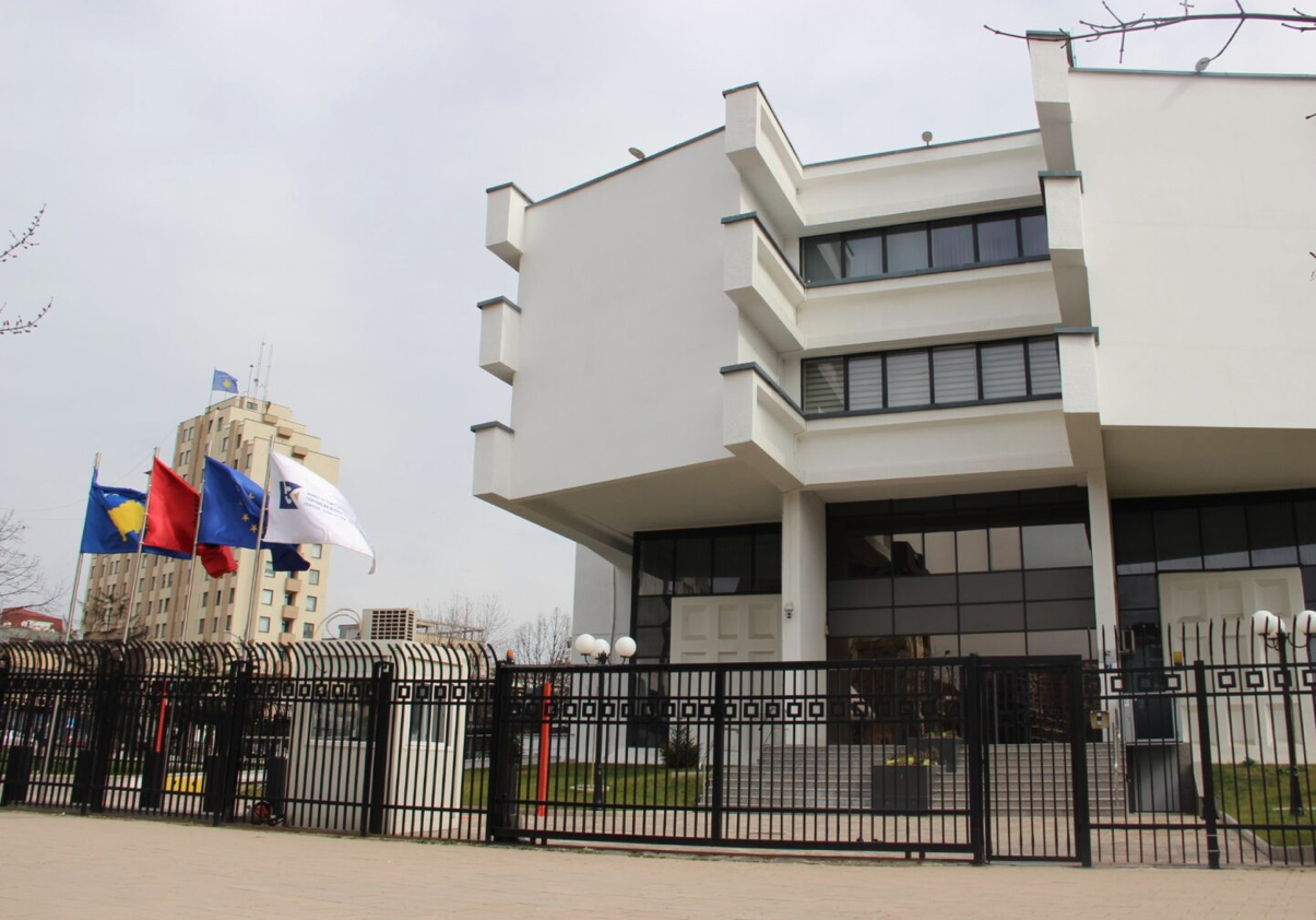 BQK-ja del me njoftim: Mjet pagese i ligjshëm është vetëm euroja